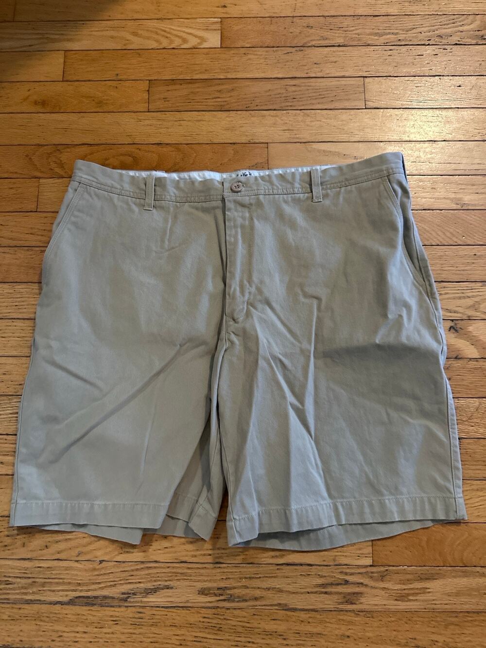 IZOD Mens Chino Shorts Size 42 Beige Khaki 100% Cotton Flat Front Golf Casual